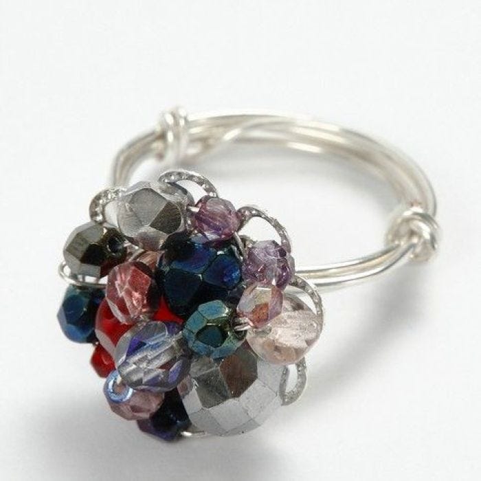 Een ring gemaakt van zilver draad en kralen