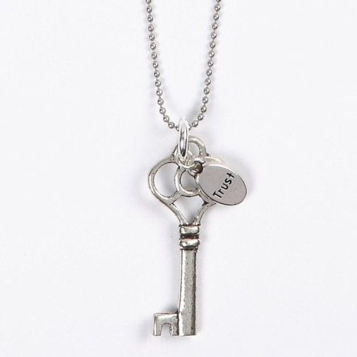 Een ketting van kralen met hanger