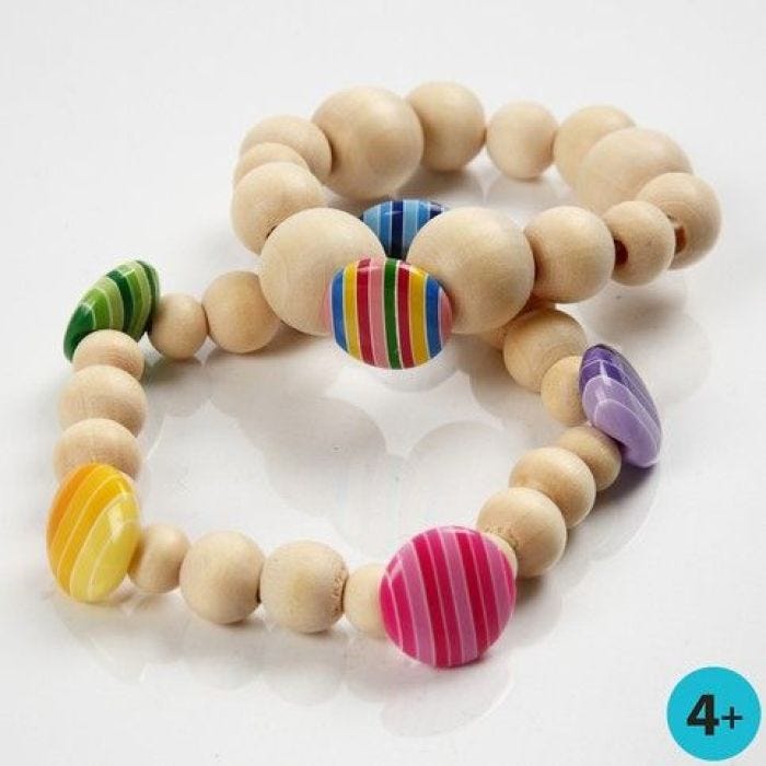 Armbanden met houten kralen en plastic knopen