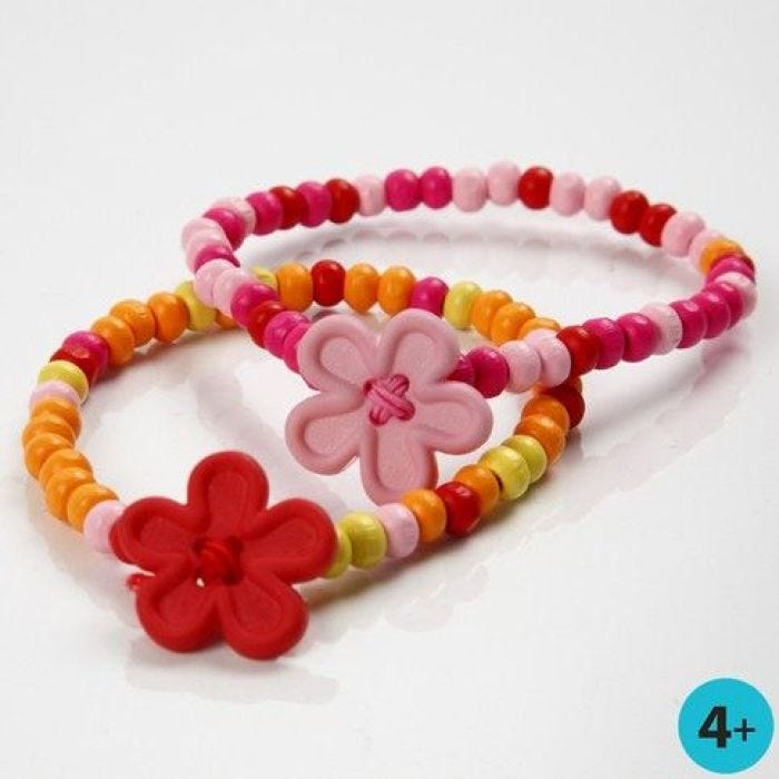 Armbanden met kralen en een bloemsluiting