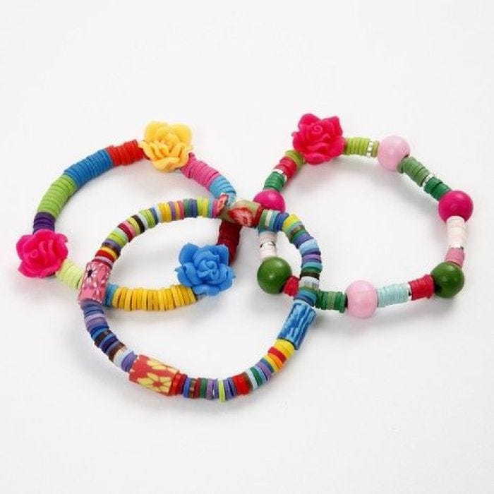 Armbanden van klei- en houten kralen
