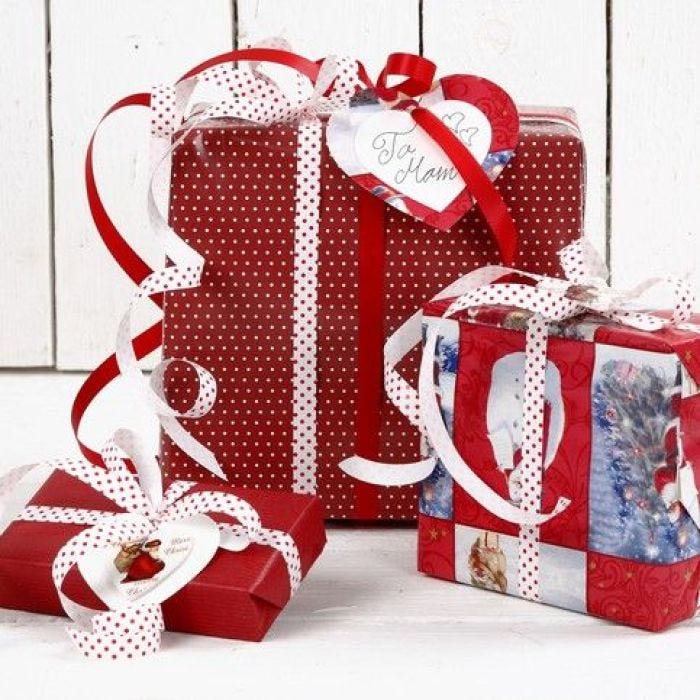 Kerstcadeaus in rood en wit