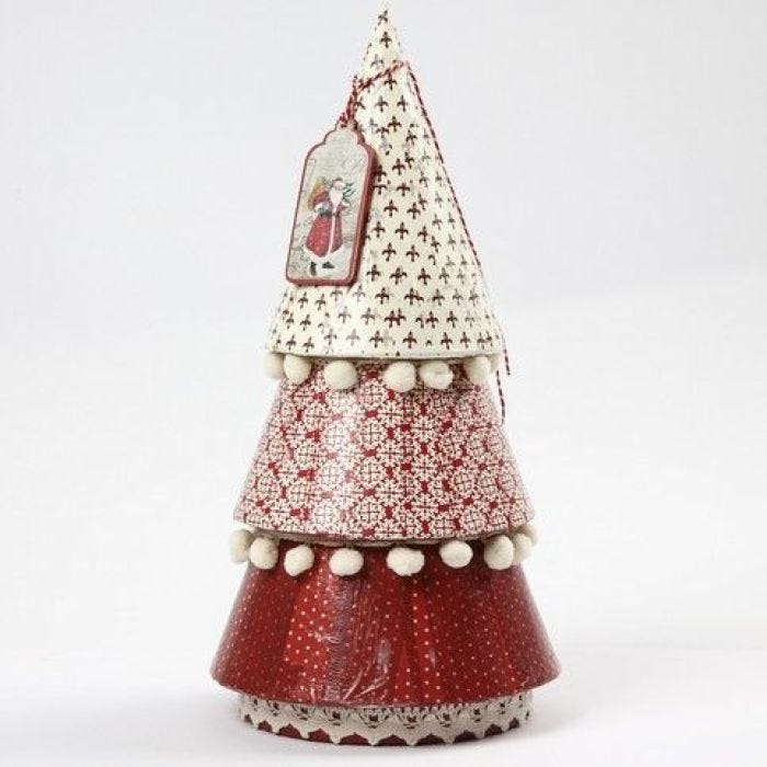 Een papier-maché kerstboom met decoupage