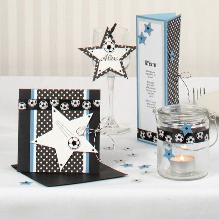 Voetballen op een wenskaart als uitnodiging of felicitatie