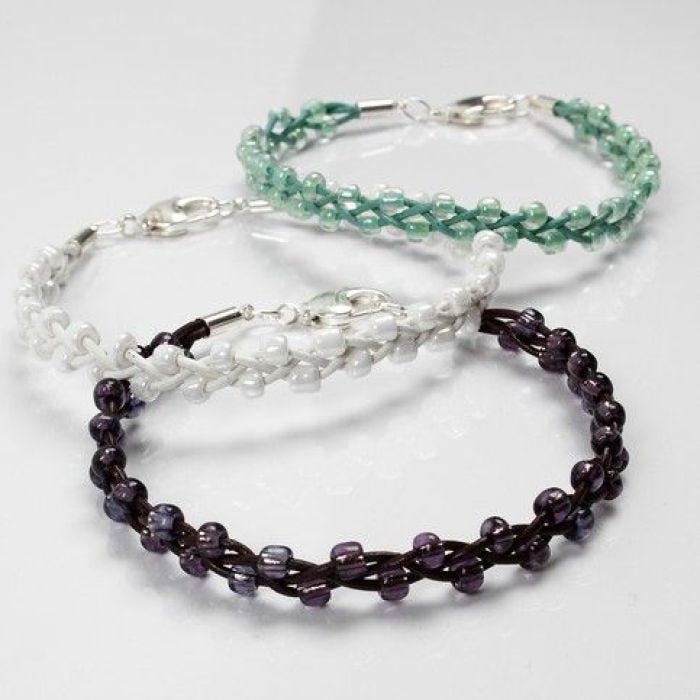 Gevlochten leren armbanden met Rocailles.