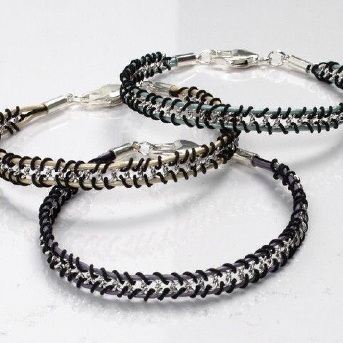 Armbanden gevlochten om jasseron en leerkoorden