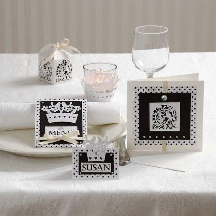 Feestelijke uitnodigingen en kaarten met decoratief karton