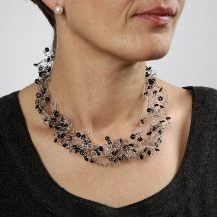 Een gehaakte ketting van sieradenkoord met silicone stopringen.