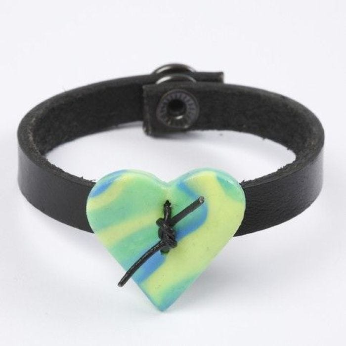 Een leren armband met een hart van FIMO sieradenklei