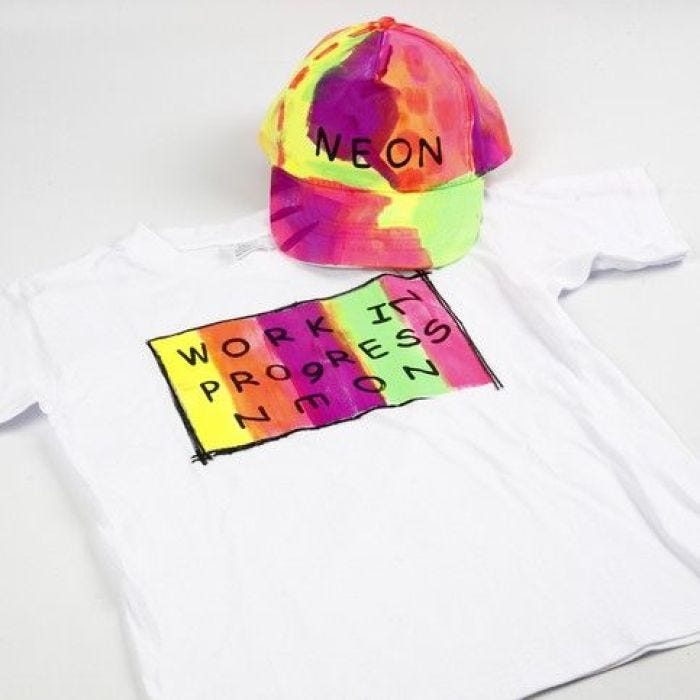 Neon Textil Color op een T-shirt en cap