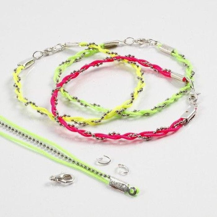 Een armband van balletjesketting met neon macramékoord