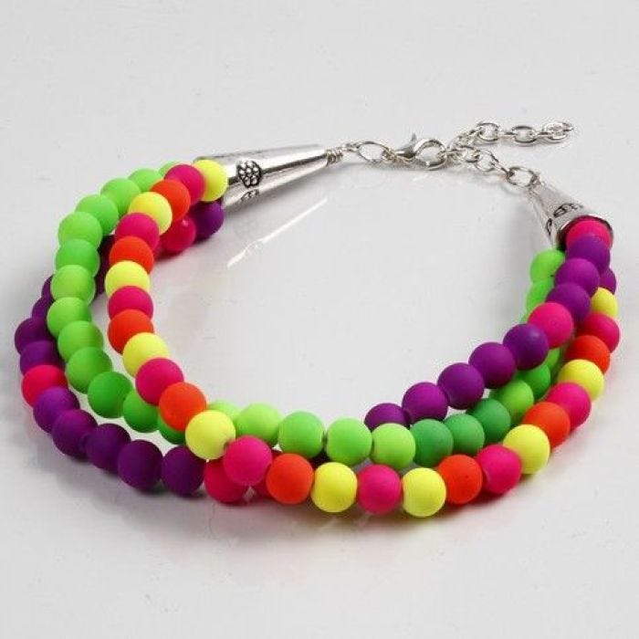 Een gedraaide armband met neon kralen