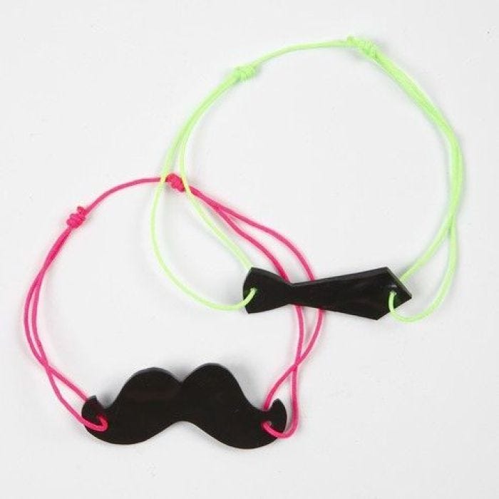 Een ketting van neon macramékoord met krimpfolie