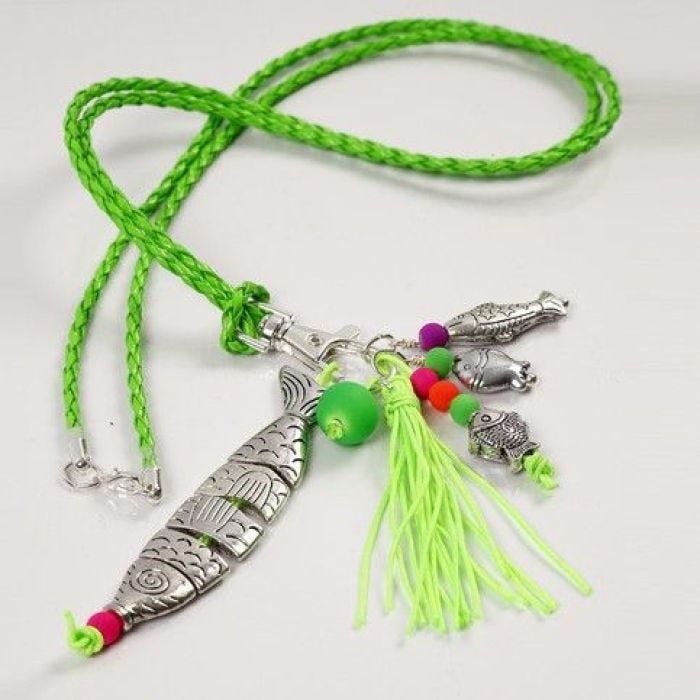 Een grasgroene ketting met vis