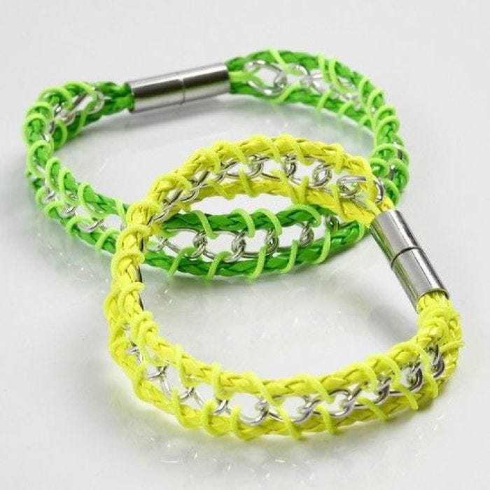 Neon armbanden met een opgenaaid stuk jasseron