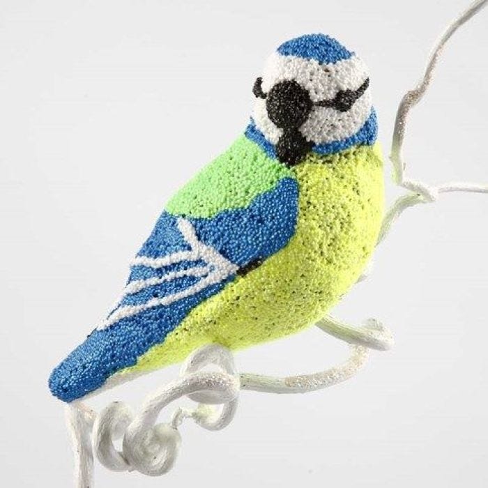 Een papier-maché vogel bedekt met Foam Clay