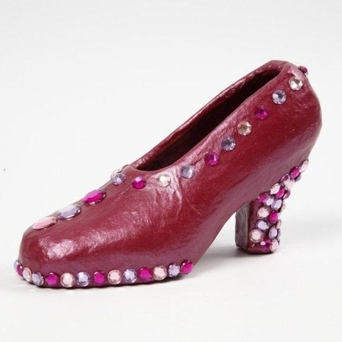 Een papier-maché pump met strass