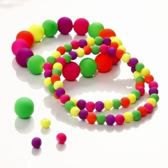 Een elastische armband met neon kralen