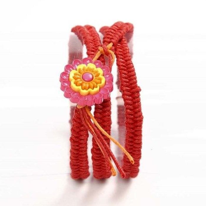 Een gevlochten armband van katoenkoord