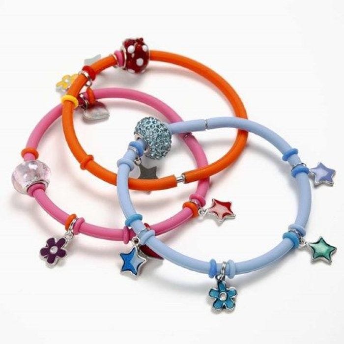 Bedels aan een silicone armband