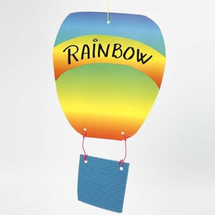 Een luchtballon van karton en regenboogpapier