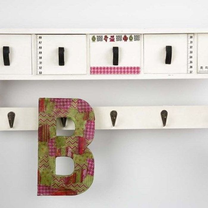Letter van papier-maché met decoupage