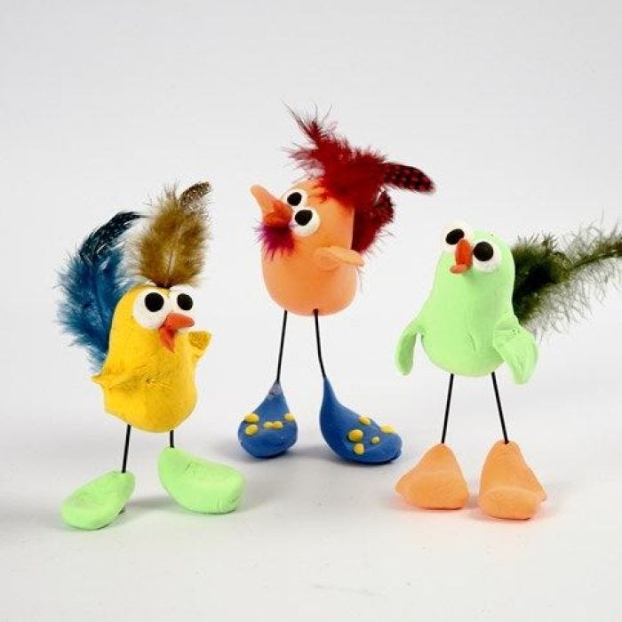 Silk Clay Chick op poten van draad, gedecoreerd met veren