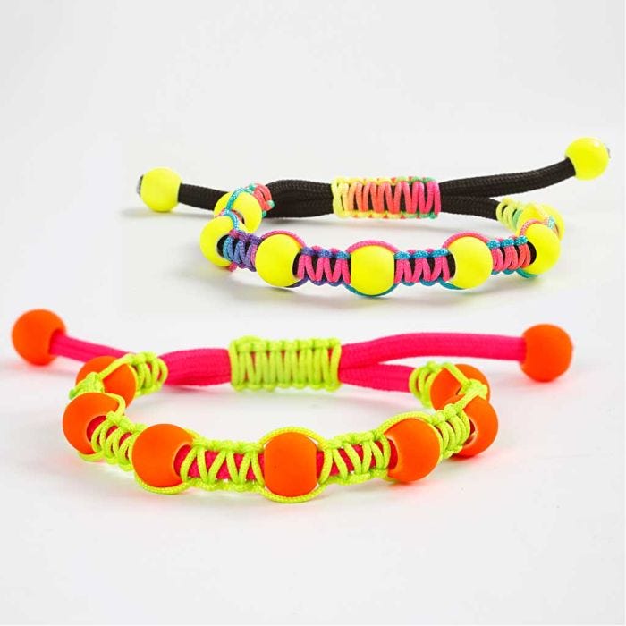 Gevlochten armband met macramékoord en kralen