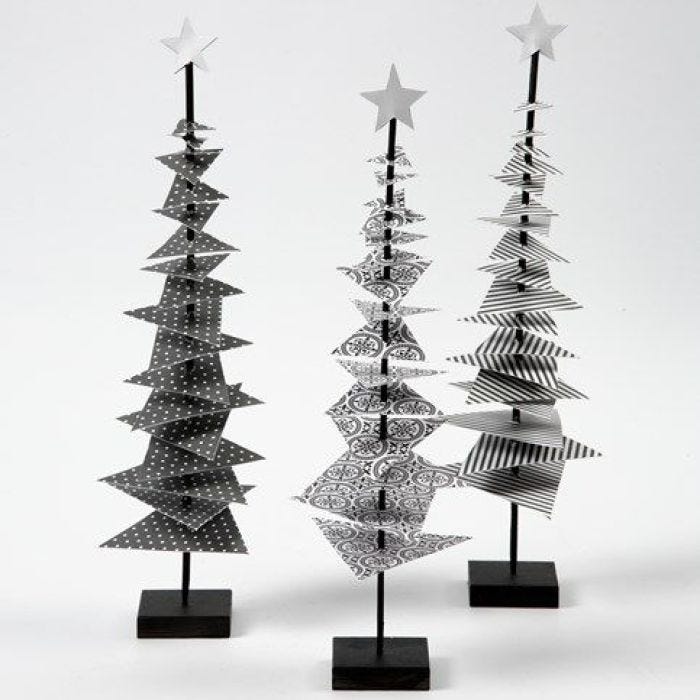 Een kerstboom van Design papier op een stok met een voet