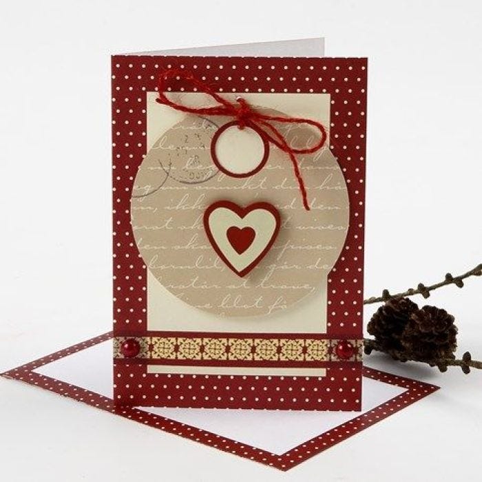 Een kerstkaart met cadeaulabel en Vivi Gade decoraties