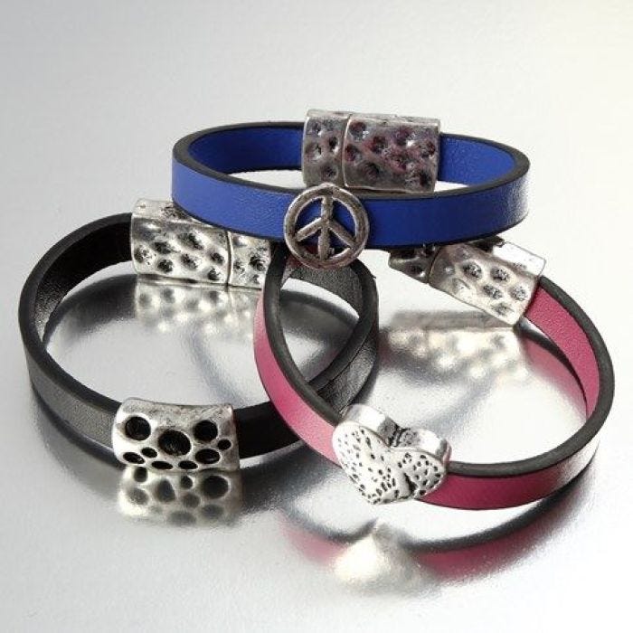 Armband van plat leerkoord met spacer en magnetische sluiting