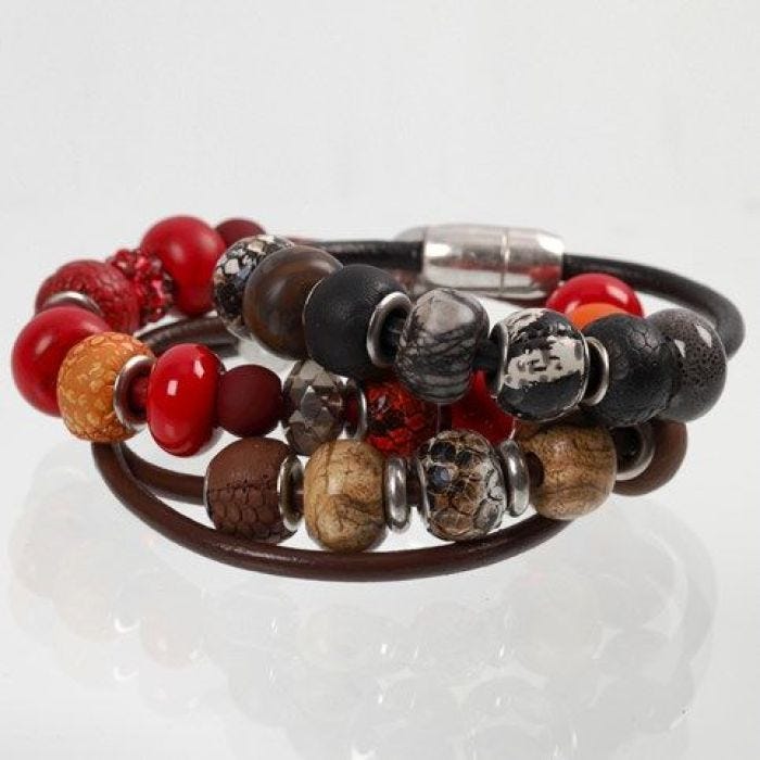 Een armband van dik leerkoord met links en spacers