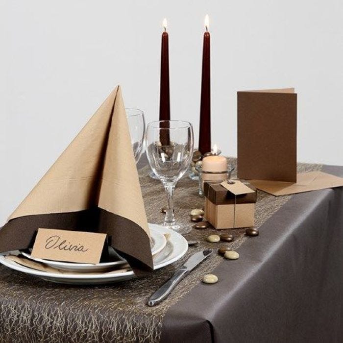 Bruin-beige tafeldecoraties en uitnodigingen