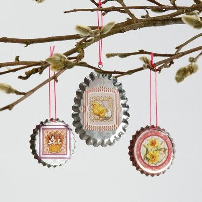 Hangende decoraties met stickers voor het voorjaar