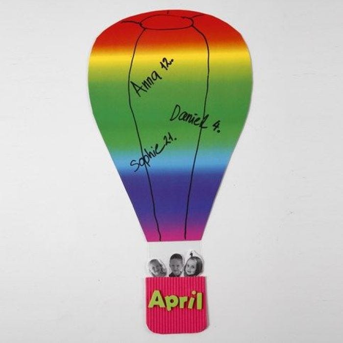 Een luchtballon van regenboogkarton