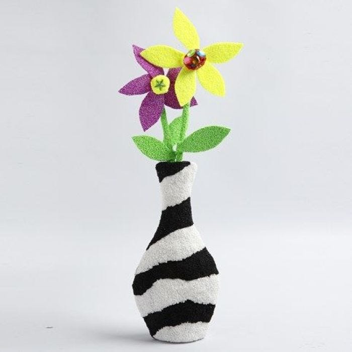 Een papier-maché vaas met Foam Clay bloemen