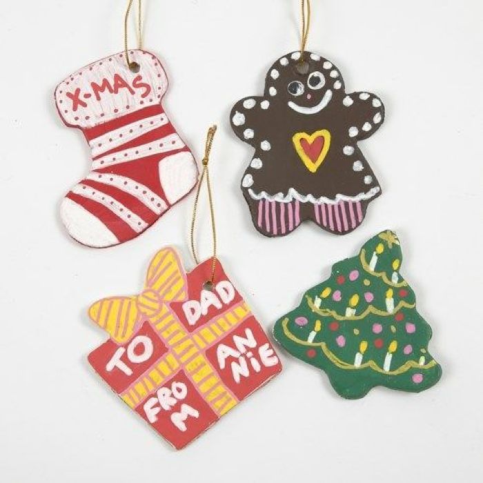 Kerstvormen gemaakt van klei met uitsteekvormen