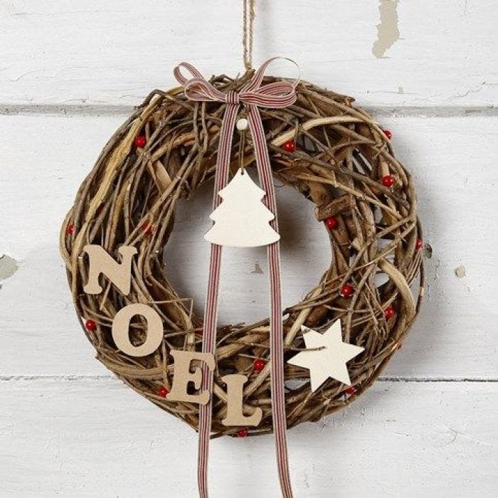 Kerstkrans puur natuur met houten decoraties