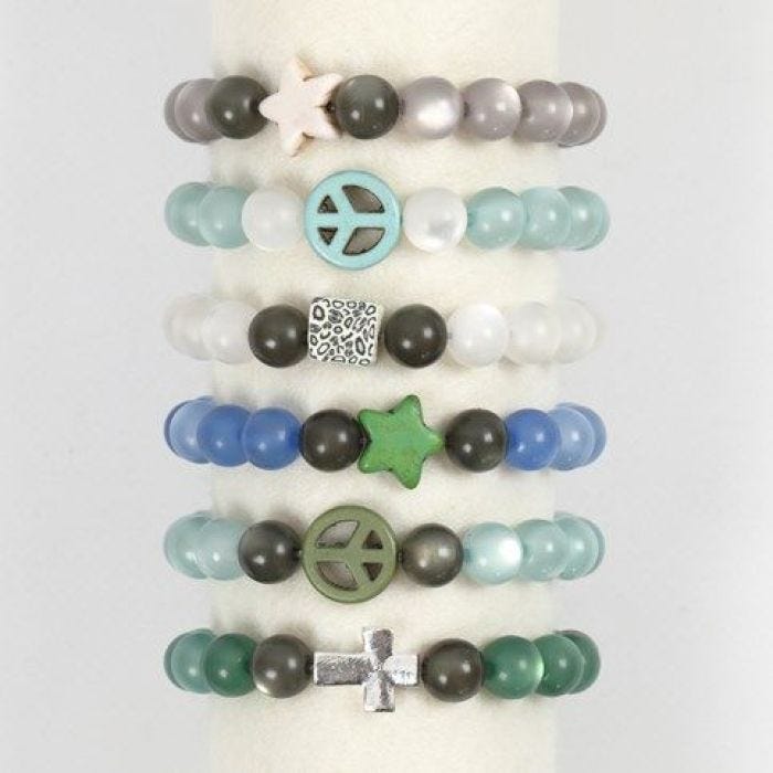 Armband van elastiek met resin en Howlite kralen