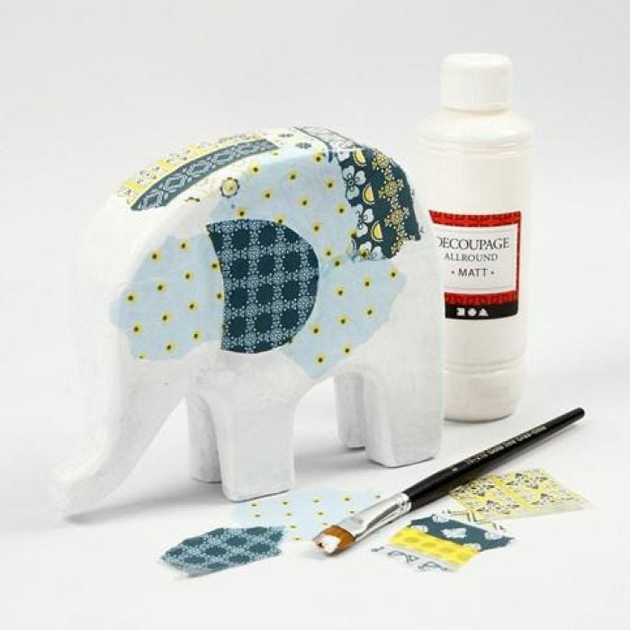 Een papier-maché olifant met decoupage