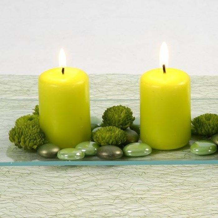 Lime green tafeldecoratie met kaarsen en glass gems