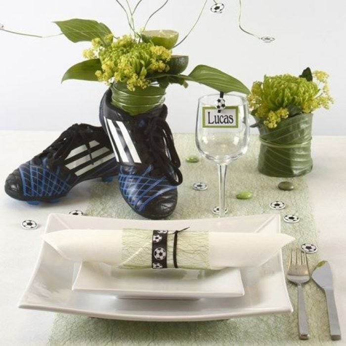 Witte en groene tafeldecoratie met een sportief tintje