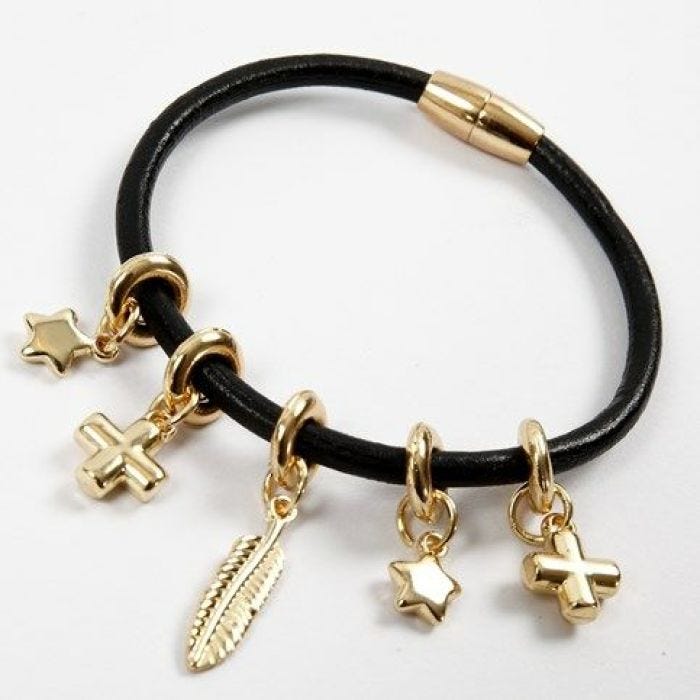 Leren armband met gouden bedels en magnetische sluiting