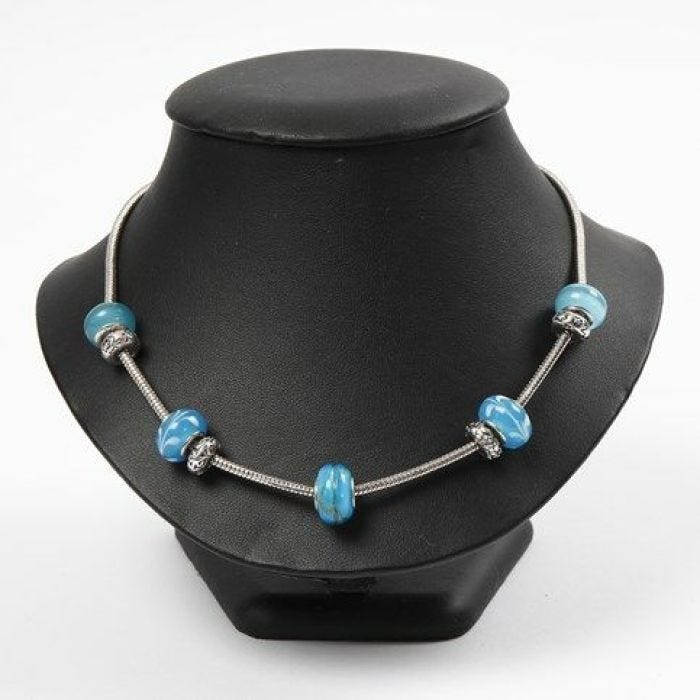 Een gelede ketting met glazen en metalen schakels