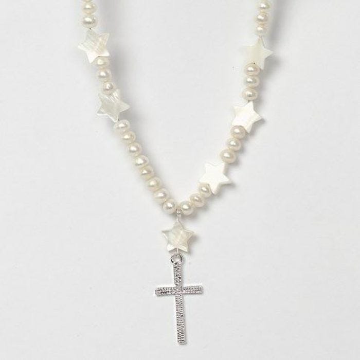 Een ketting met parels en een kruis