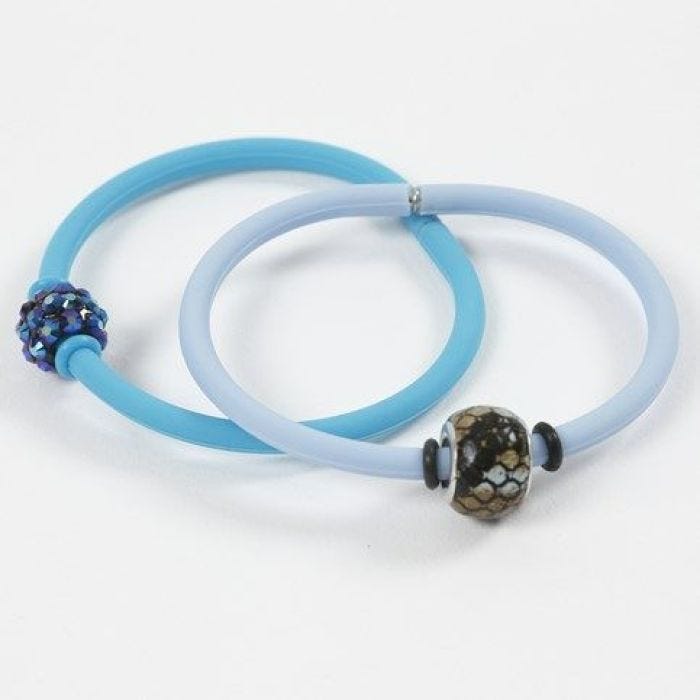 Een silicone armband met een kraal en stopringen