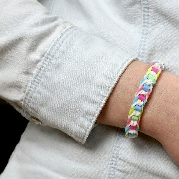 Een armband met Nabbi strijkkralen gemaakt op de Rainbow Loom