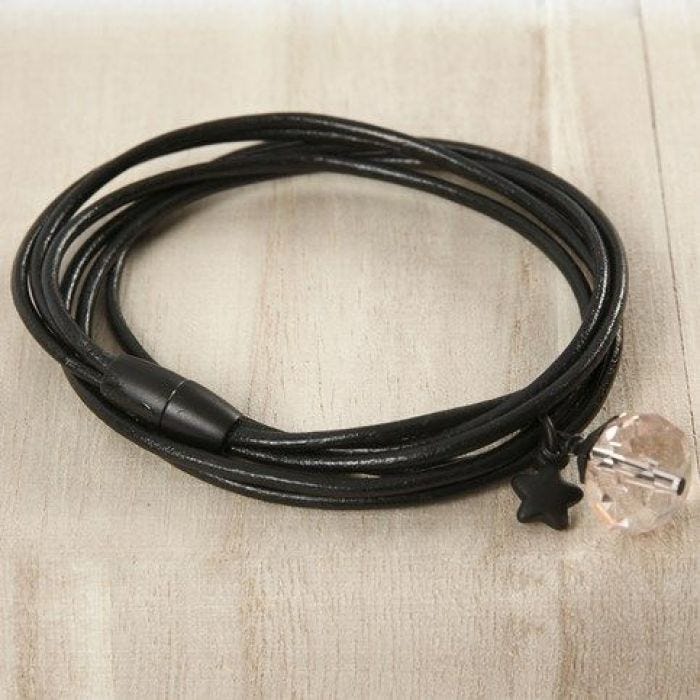 Armband van meerdere slagen leerkoord met facetkraal en ster