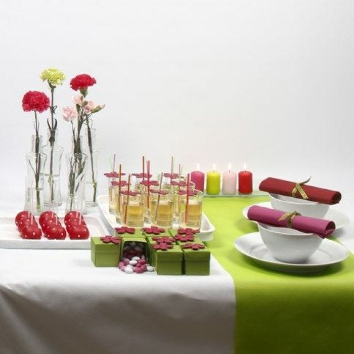 Zomerse tafeldecoraties in rood en groen