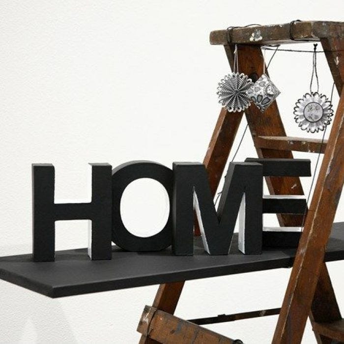 'Home' – geverfde papier-maché letters